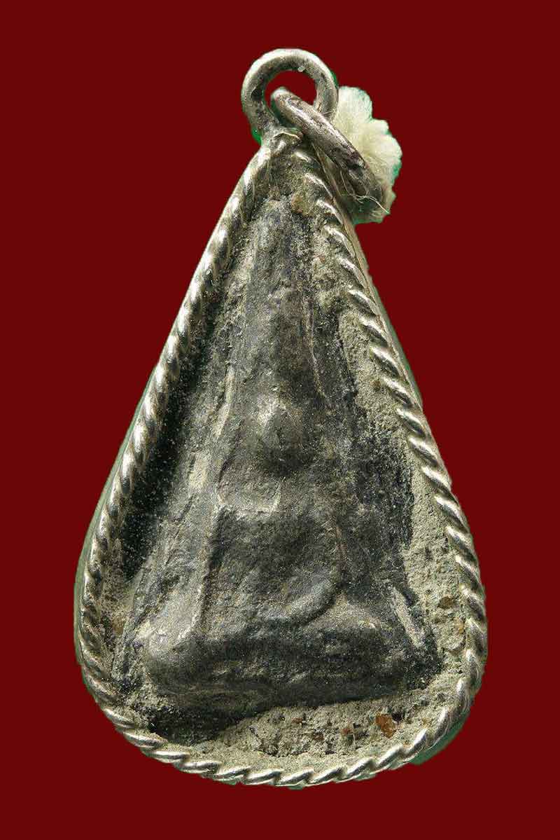 นางพญากรุบ้านกล้วย เนื้อชิน สุโขทัย เลี่ยมเงินเก่า เนื้อหาน่ารักๆ คราบไคลไขสนิม แท้ง่ายสบายตา กรุบ้า