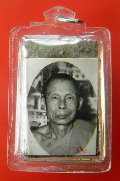 เคาะแรกแดง...พระสมเด็จไม่ทราบที่ เลี่ยมพลาสติคพร้อมรูปถ่ายขาวดำพระเกจิอาจารย์