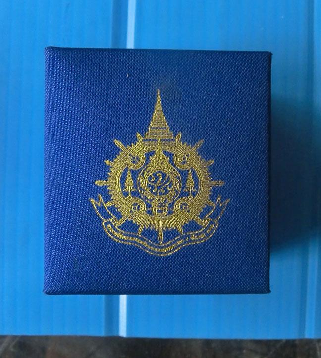 พระกริ่งไพรีพินาศ รุ่นบรรจุเหล็กไหล" ในหลวง  6 รอบ พ.ศ. 2542 มี 2 โค๊ต พร้อมกล่องเดิมครับ