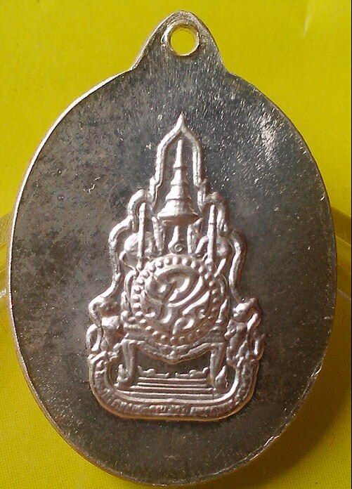 เหรียญในหลวงทรวกล้อง เนื้อเงินพิมม์เล็ก พ.ศ.2549 กล่องเดิม