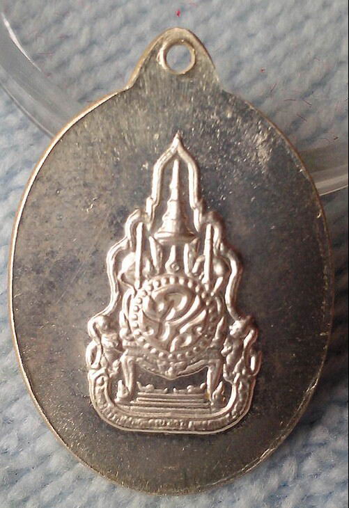 เหรียญในหลวงทรวกล้อง เนื้อเงินพิมม์เล็ก พ.ศ.2549 กล่องเดิม