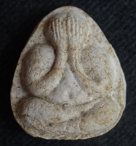 พระปิดตามหาเสน่ห์ หลังยันต์พุทโธ เนื้อเกสรนวลๆ ลายสวย