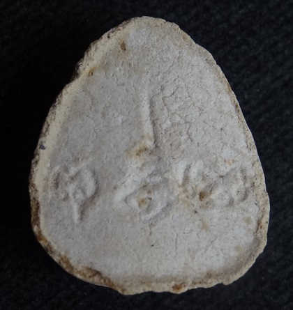 พระปิดตามหาเสน่ห์ หลังยันต์พุทโธ เนื้อเกสรนวลๆ ลายสวย