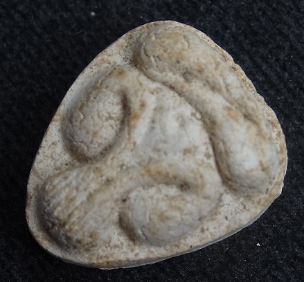 พระปิดตามหาเสน่ห์ หลังยันต์พุทโธ เนื้อเกสรนวลๆ ลายสวย