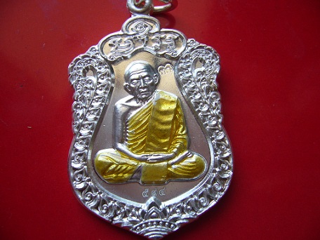 เหรียญเสมาฯ หลวงปู่่ทิมวัดละหารไร่ระยอง เนื้อเงินลงยาจีวรเหลือง  เคาะเดียวแดง!!!