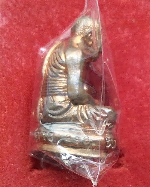 หล่อลอยเนื้อสัตตโลหะ หลวงปู่ทิม วัดพระขาว ปี45 ก้นอุดชานหมาก โค๊ต ท ตะกรุดเงิน...เคาะเดียวแดง...