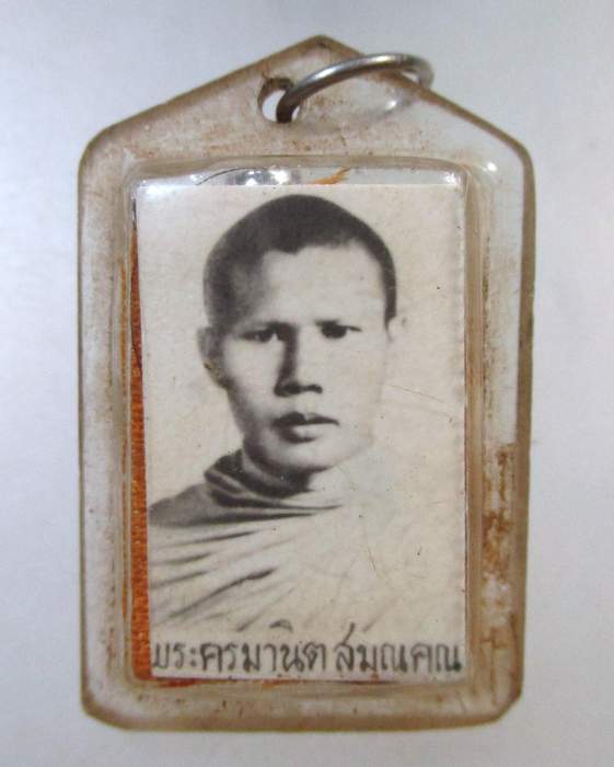๒๐ รูปพระครูมานิตสมณคุณ ด้านหลังตะกรุด 3 ดอก จีวร เหลี่ยมพลาสติกเก่า