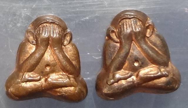 พระปิดตาหลังรูปเหมือนหลวงปู่คำพันธ์ 2 องค์สวยๆครับ