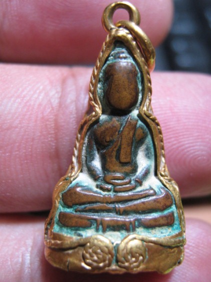 พระกริ่งหลวงพ่อโสธร เนื้อโลหะ วัดโสธรฯ จ.ฉะเชิงเทรา มีเลี่ยมทองเก่าโบราณ