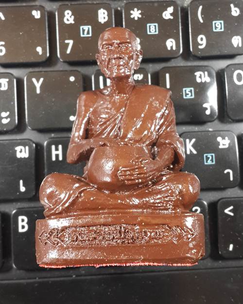 รูปเหมือน 1.5นิ้ว อุ้มบาตร เนื้อผงน้ำพี้ ฐานติดยันต์ หลวงปู่หมุน วัดป่าหนองหล่ม พร้อมกล่องเดิม