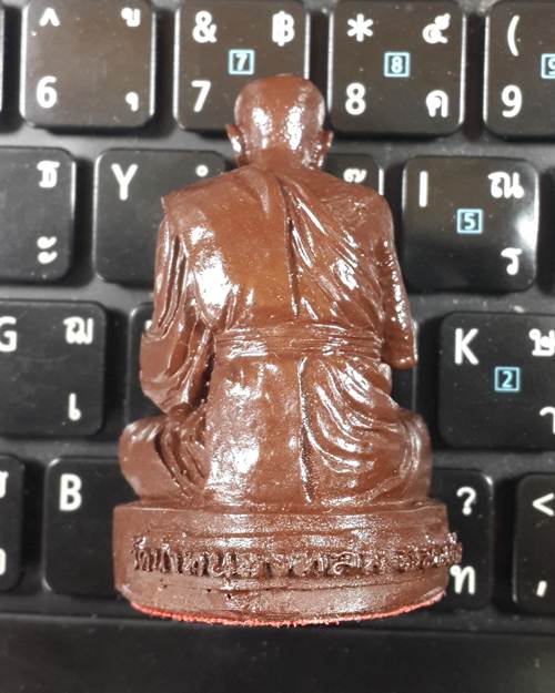 รูปเหมือน 1.5นิ้ว อุ้มบาตร เนื้อผงน้ำพี้ ฐานติดยันต์ หลวงปู่หมุน วัดป่าหนองหล่ม พร้อมกล่องเดิม