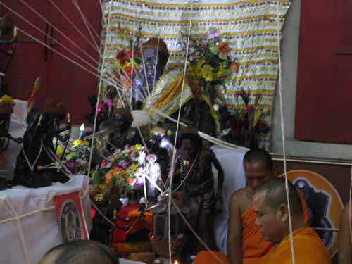 รูปเหมือน 1.5นิ้ว อุ้มบาตร เนื้อผงน้ำพี้ ฐานติดยันต์ หลวงปู่หมุน วัดป่าหนองหล่ม พร้อมกล่องเดิม