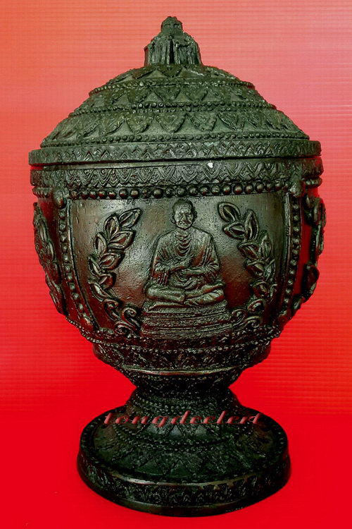 ขันน้ำพระพุทธมนต์สมเด็จพระพุฒาจารย์(โต พรหฺมรังสี) วัดอินทรวิหาร สวยมากค่ะ