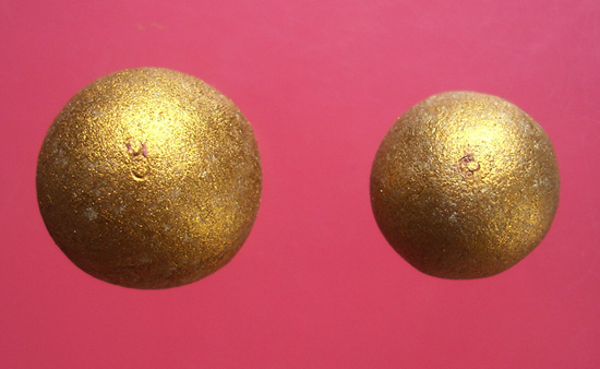 ลูกอมเมตตามหานิยม(ผสมผงพรายกุมาร เนื้อว่านดอกทอง)โค๊ต3 จารมือ + โค๊ตนะ ปี 2554 หลวงพ่อสาครครับ 