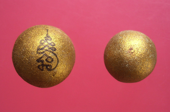 ลูกอมเมตตามหานิยม(ผสมผงพรายกุมาร เนื้อว่านดอกทอง)โค๊ต3 จารมือ + โค๊ตนะ ปี 2554 หลวงพ่อสาครครับ 