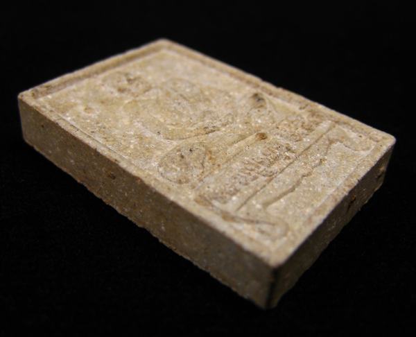 พระผงรูปเหมือนนั่งตั่งรุ่นแรก หลวงปู่หมุน ฐิตสีโล ผสมเกศา จีวร ชานหมาก ปี 2542 (17)