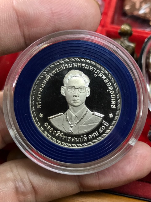 เหรียญในหลวงหลักเมืองสุราษฎร์ธานี รุ่นแรก ปี 2539  เนื้อเงิน ขัดเงา
