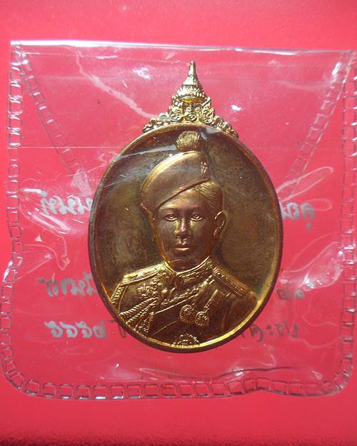 เข็มกลัดที่ระลึก สมเด็จพระราชินี พ.ศ.2546 เหรียญที่17