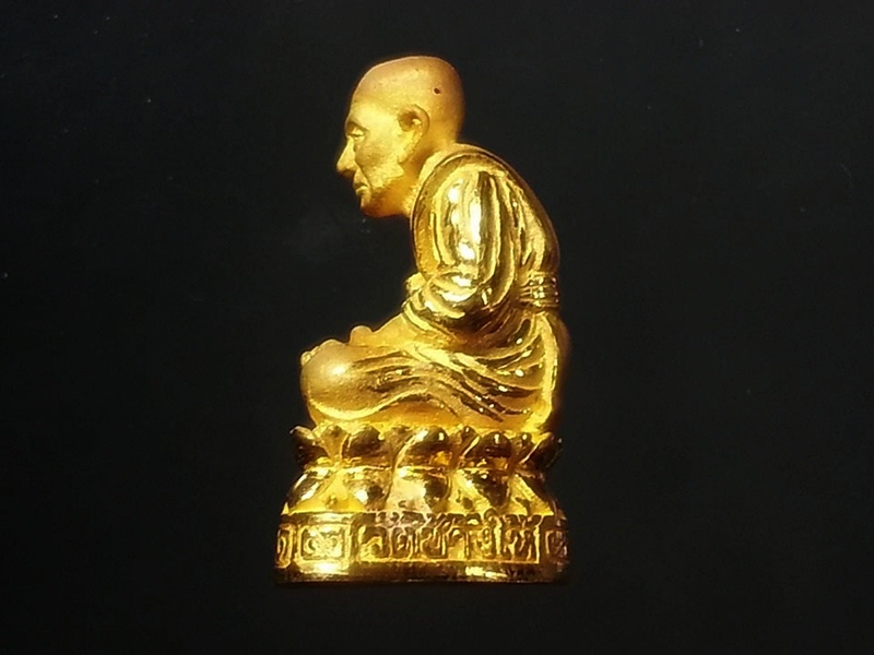 รูปเหมือน หลวงปู่ทวด วัดช้างให้ เนื้อทองคำ พร้อมกระเช้าทองคำ
