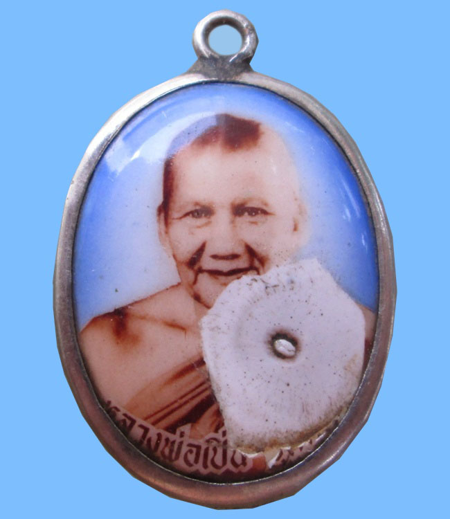 ล็อเก็ตหลวงพ่อเปิ่น วัดบางพระ ตามสภาพครับ เคาะแรกแดงครับ