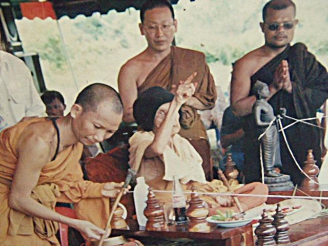 พระผงรูปเหมือนนั่งตั่งรุ่นแรก หลวงปู่หมุน ฐิตสีโล ผสมเกศา จีวร ชานหมาก ปี 2542 (8)