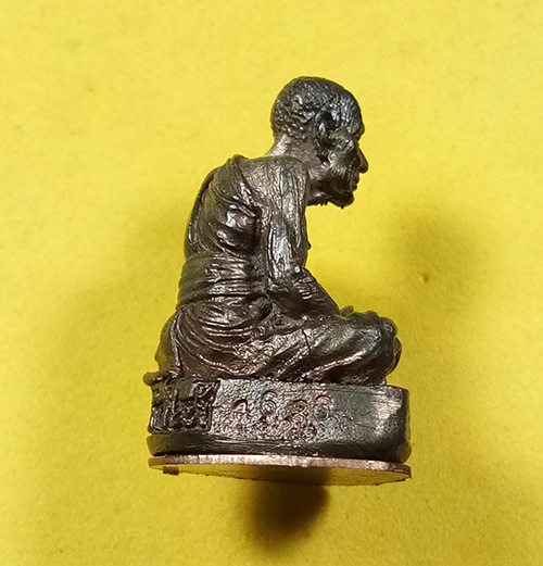 พระรูปหล่อ (( เนื้อนวะโลหะ ใต้ฐานอุดผงมวลสาร 2497 )) หลวงปู่ทวด วัดช้างให้ จ.ปัตตานี พร้อมกล่องเดิมๆ