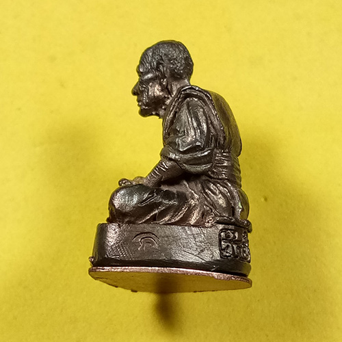 พระรูปหล่อ (( เนื้อนวะโลหะ ใต้ฐานอุดผงมวลสาร 2497 )) หลวงปู่ทวด วัดช้างให้ จ.ปัตตานี พร้อมกล่องเดิมๆ