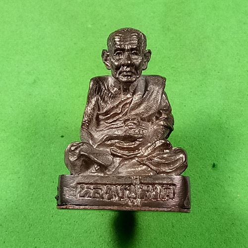 พระรูปหล่อ (( เนื้อนวะโลหะ ใต้ฐานอุดผงมวลสาร 2497 )) หลวงปู่ทวด วัดช้างให้ จ.ปัตตานี พร้อมกล่องเดิมๆ