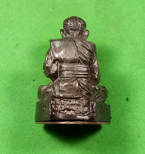 พระรูปหล่อ (( เนื้อนวะโลหะ ใต้ฐานอุดผงมวลสาร 2497 )) หลวงปู่ทวด วัดช้างให้ จ.ปัตตานี พร้อมกล่องเดิมๆ