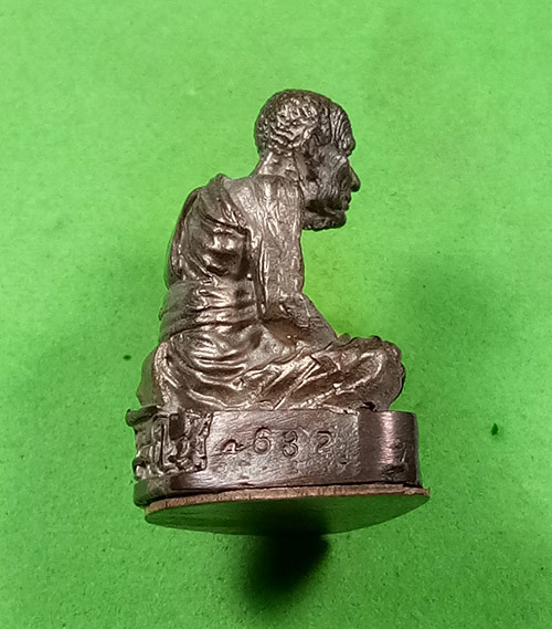 พระรูปหล่อ (( เนื้อนวะโลหะ ใต้ฐานอุดผงมวลสาร 2497 )) หลวงปู่ทวด วัดช้างให้ จ.ปัตตานี พร้อมกล่องเดิมๆ