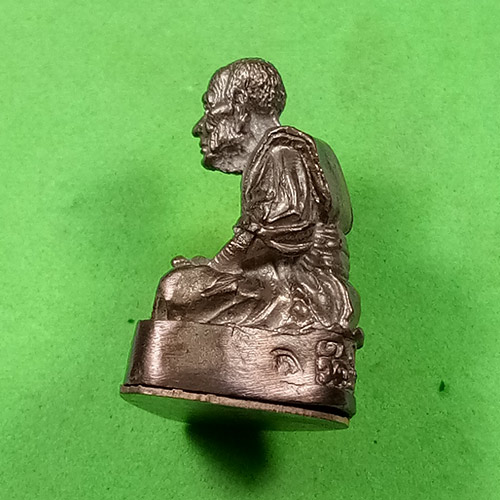 พระรูปหล่อ (( เนื้อนวะโลหะ ใต้ฐานอุดผงมวลสาร 2497 )) หลวงปู่ทวด วัดช้างให้ จ.ปัตตานี พร้อมกล่องเดิมๆ