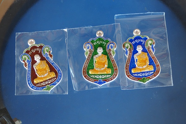 เหรียญหลวงพ่อรวย รุ่น รวย รวย รวย เนื้อเงินลงยา มา 3 องค์