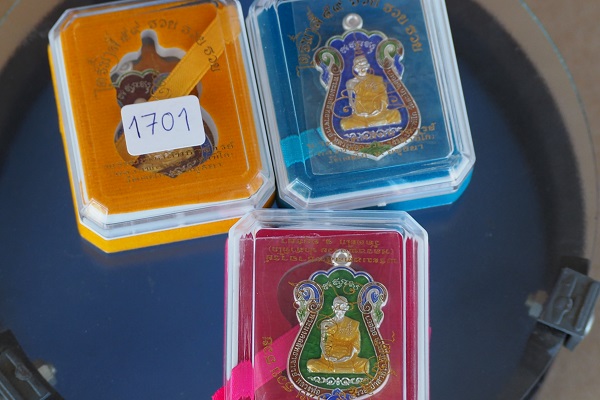เหรียญหลวงพ่อรวย รุ่น รวย รวย รวย เนื้อเงินลงยา มา 3 องค์