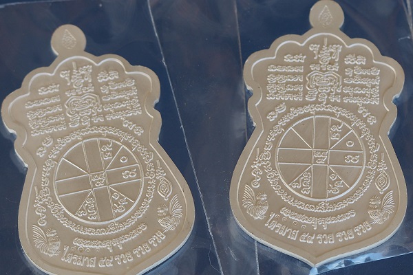 เหรียญหลวงพ่อรวย รุ่น รวย รวย รวย เนื้อเงินลงยา มา 3 องค์