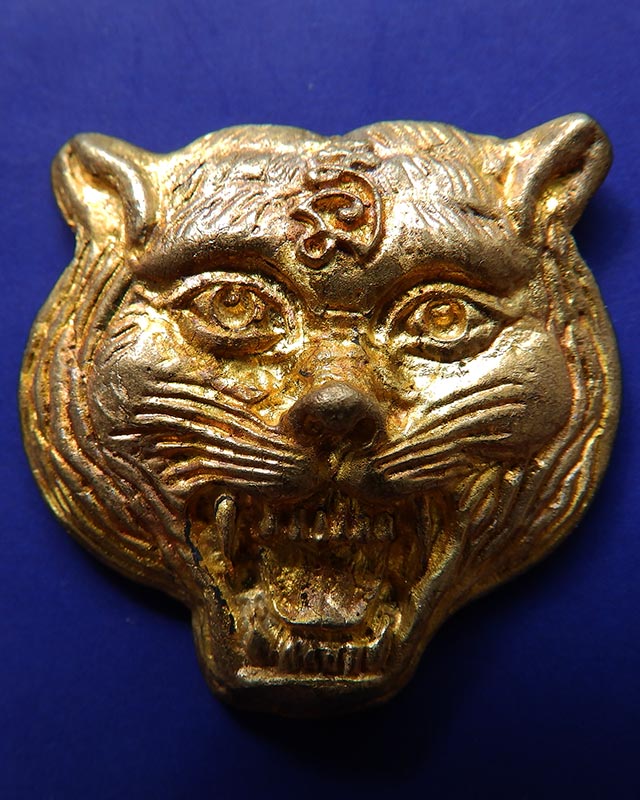 3.หน้ากากเสือหล่อโบราณ หลวงปู่คำบุ วัดกุดชมภู ตอกโค้ด+เลข พร้อมกล่องเดิม