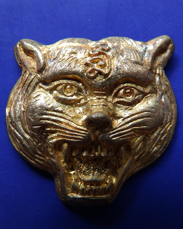 6.หน้ากากเสือหล่อโบราณ หลวงปู่คำบุ วัดกุดชมภู ตอกโค้ด+เลข พร้อมกล่องเดิม