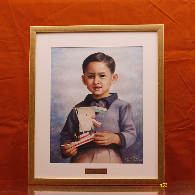 รูปในหลวงรัชกาลที่ 9 ทรงพระเยาว์ พร้อมกรอบ ---