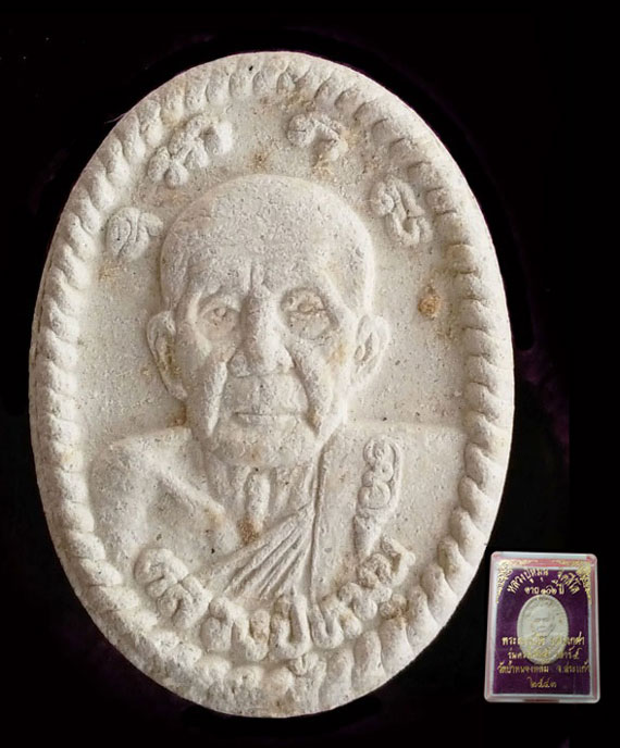 พระผงยันต์ดวงเศรษฐี หลวงปู่หมุน ปี43 เกษาโผล่ สวยคมชัด จมูกโด่ง หูตากระพิบ คมชัด สภาพเดิมในกล่อง