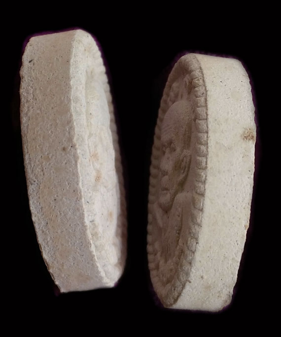 พระผงยันต์ดวงเศรษฐี หลวงปู่หมุน ปี43 เกษาโผล่ สวยคมชัด จมูกโด่ง หูตากระพิบ คมชัด สภาพเดิมในกล่อง