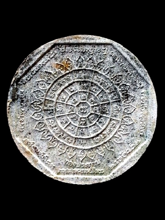 พระผงหลวงพ่อโสธร รุ่นทองประทาน ( พิมพ์ใหญ่ ) " เนื้อผงสีขาว (ปัดทอง) " หมายเลข 139871 พร้อมกล่องเดิม