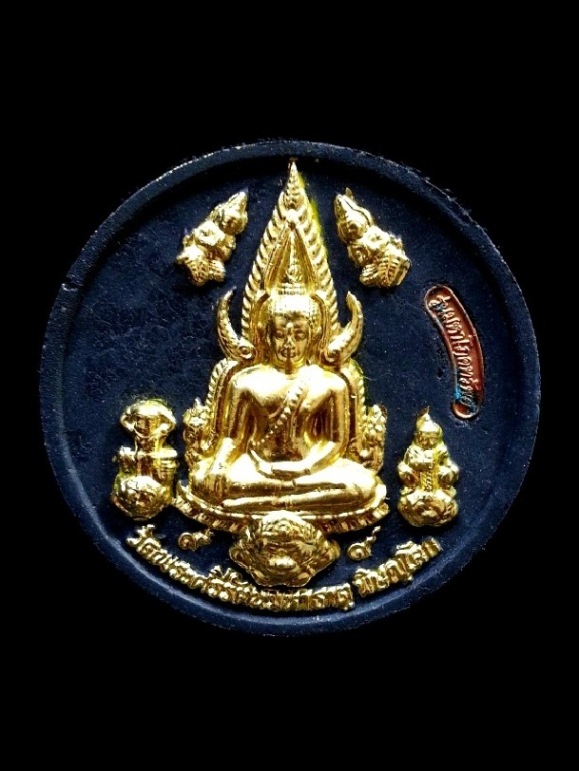 พระพุทธชินราชประทับราหู รุ่นมหาโภคทรัพย์ปี50 (พิมพ์ใหญ่) "เนื้อผงไม้พญางิ้วดำ(ปิดทอง) พร้อมกล่องเดิม