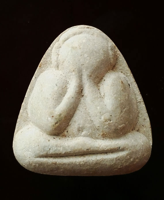 พระปิดตารุ่นแรก หลวงปู่หมุน วัดป่าหนองหล่ม พิธีเจริญลาภ ปี42 เนื้อขาวอมเทา