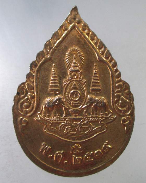 ๒๐ เหรียญพระแก้วมรกต ปี๓๙  ลงยา