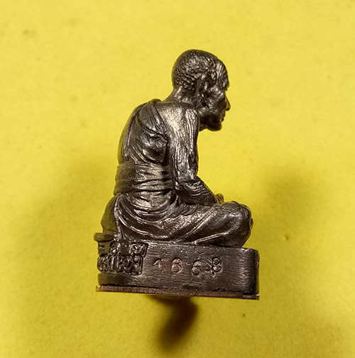  พระรูปหล่อ (( เนื้อนวะโลหะ ใต้ฐานอุดผงมวลสาร 2497 )) หลวงปู่ทวด วัดช้างให้ จ.ปัตตานี พร้อมกล่อง