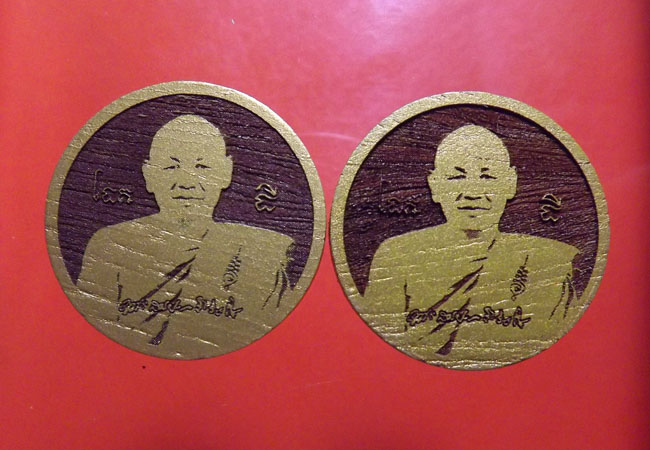 หลวงพ่อสมชาย หลังหลวงพ่อทอง ไม้มงคลแกะสลักด้วยเลเซอร์ ปัดทอง วัดเขาสุกิม จ.จันทบุรี