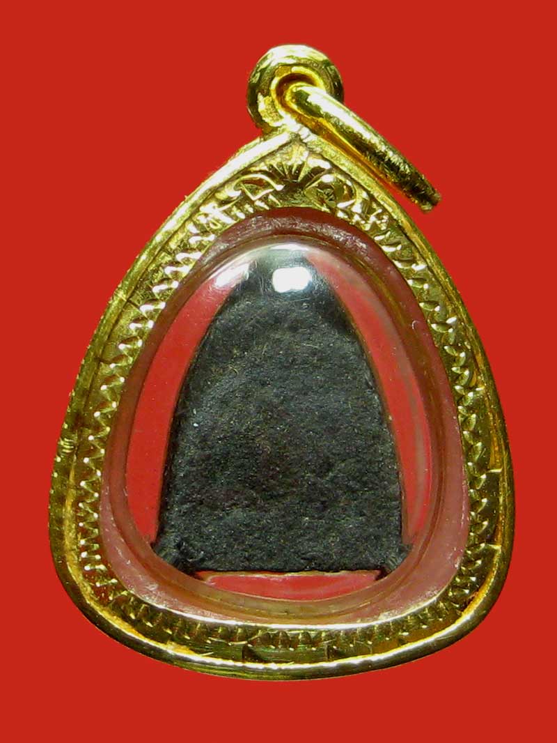 พระพิจิตรผงดำ วัดสุทัศน์ฯ พิมพ์พระพุทธ สามเหลี่ยม หลวงปู่ทิม + หลวงปู่สิม ปลุกเสกเลี่ยมทอง