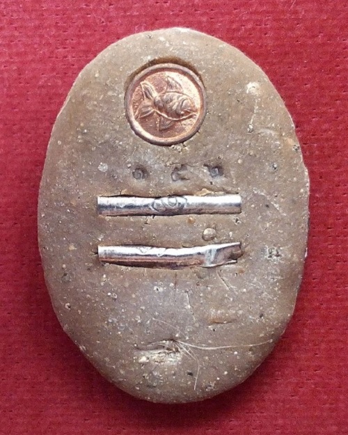 ล็อกเก็ตอุดผงชานหมาก ตะกรุดเงินคู่+เกศา หลวงปู่ทิม วัดพระขาว ตอกโค๊ตและหมายเลข152...เคาะเดียวแดง...