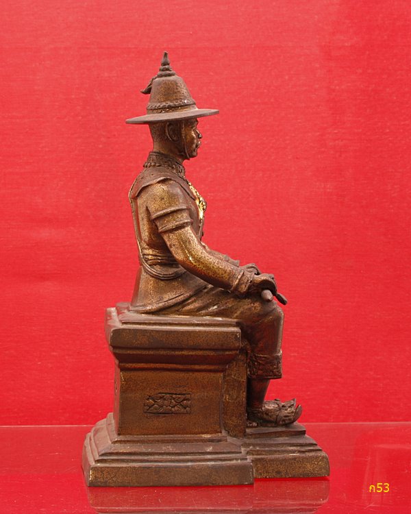 พระบูชาสมเด็จพระเจ้าตากสิน ทรงประทับนั่ง 