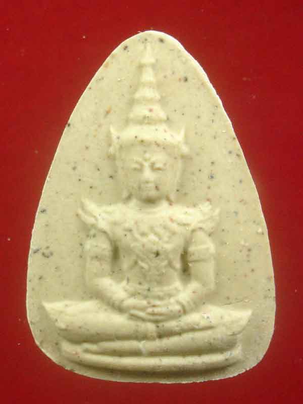 พระแก้วมรกต เนื้อผงปฐวีธาตุ หลวงปู่คำพันธ์ วัดธาตุมหาชัย ปี 2534 รวมสุดยอดมวลสารศักดิ์สิทธิ์และการปล