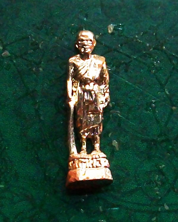 รูปหล่อยืนหลวงพ่อฤาษีลิงดำ